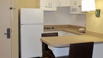 Kjøleskap, mikrobølgeovn, kokeplater og kaffetrakter/tekoker