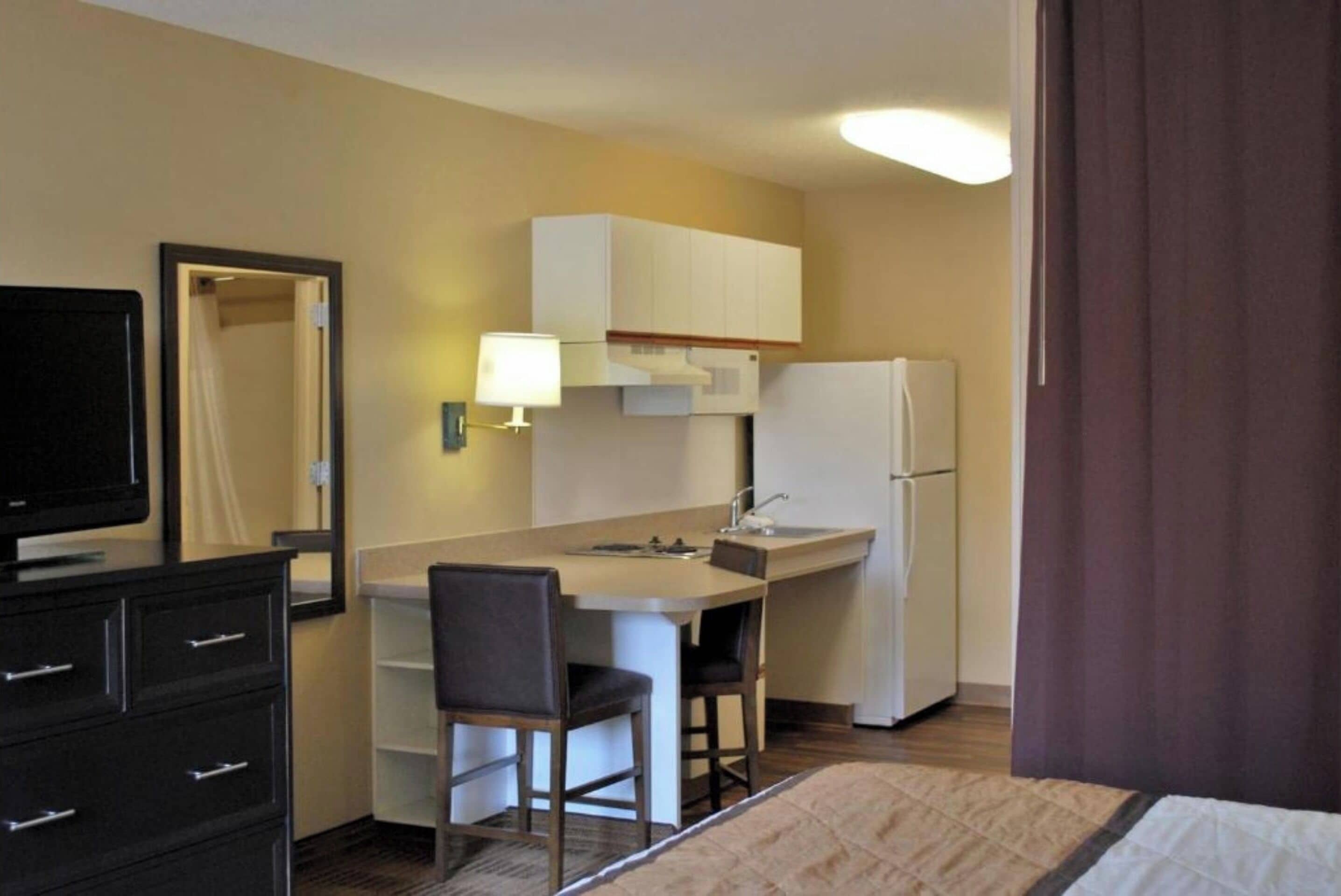 Desk, iron/ironing board, WiFi (free), bed sheets