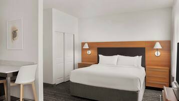 Pengeskab på værelset, skrivebord, strygejern/strygebræt