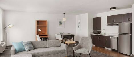 スタジオ キングベッド 1 台ソファーベッド付き | セーフティボックス (室内)、デスク、アイロン / アイロン台、ベビーベッド (無料)