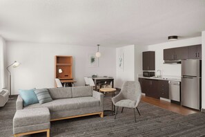 Estudio, 1 cama de matrimonio grande con sofá cama | Caja fuerte, escritorio, tabla de planchar con plancha y cunas gratuitas