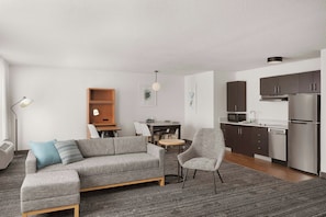 Studio, 1 King-Bett und Schlafsofa | Zimmersafe, Schreibtisch, Bügeleisen/Bügelbrett, kostenlose Babybetten