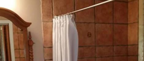 Ein Badezimmer mit einer Badewanne, einem Waschbecken und einem Waschtisch mit Schubladen.