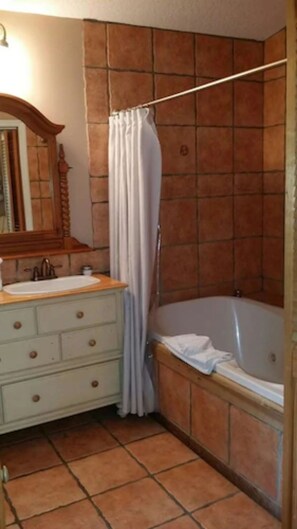 Deluxe Room, 1 King Bed, Garden View | Bathroom - Florida House Inn (Fernandina Beach)