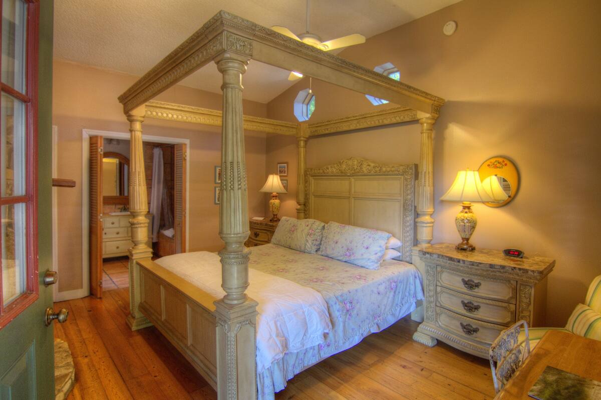 Deluxe Room, 1 King Bed, Garden View | Iron/ironing board, rollaway beds, free WiFi, individually decorated