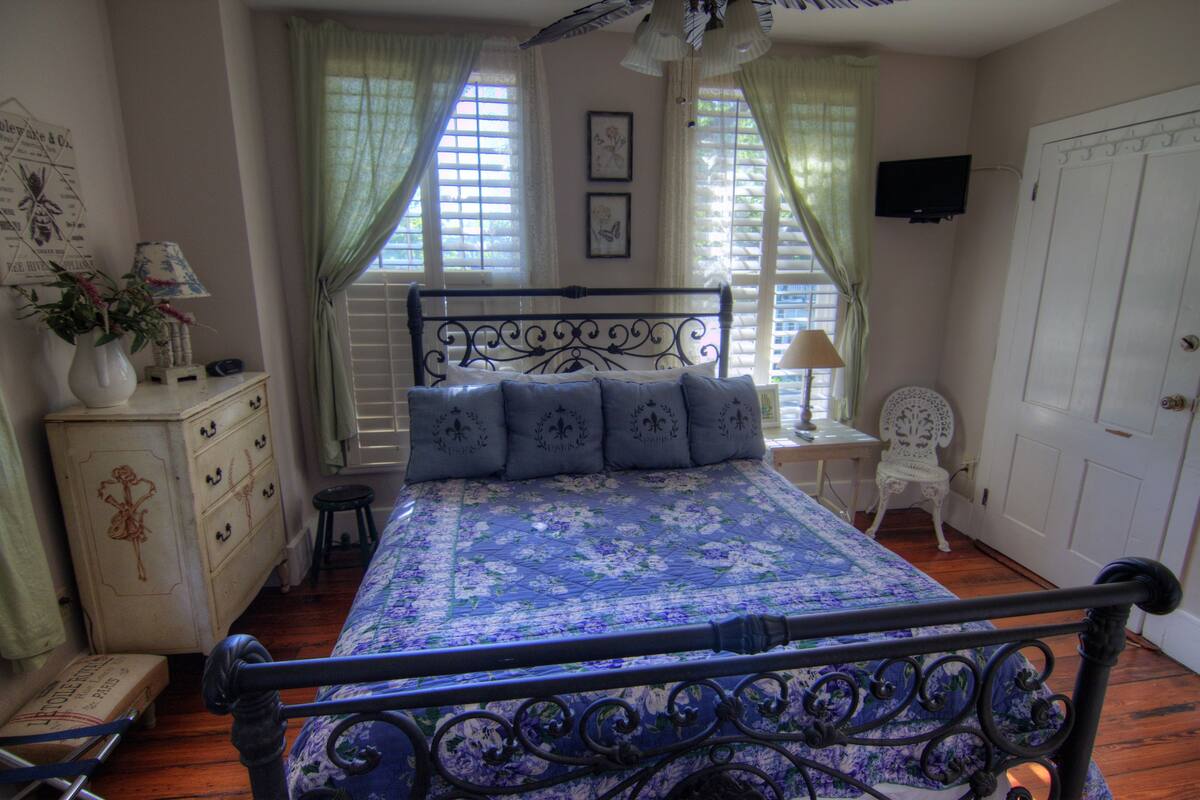 Standard Room, 1 Queen Bed | Iron/ironing board, rollaway beds, free WiFi, individually decorated