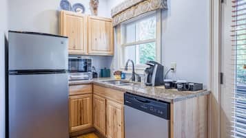 Whippoorwill Suite | Private kitchen | Fridge, microwave, coffee/tea maker, dining tables
