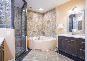 Quail Suite | Bathroom | Separate tub and shower, jetted tub, hydromassage showerhead