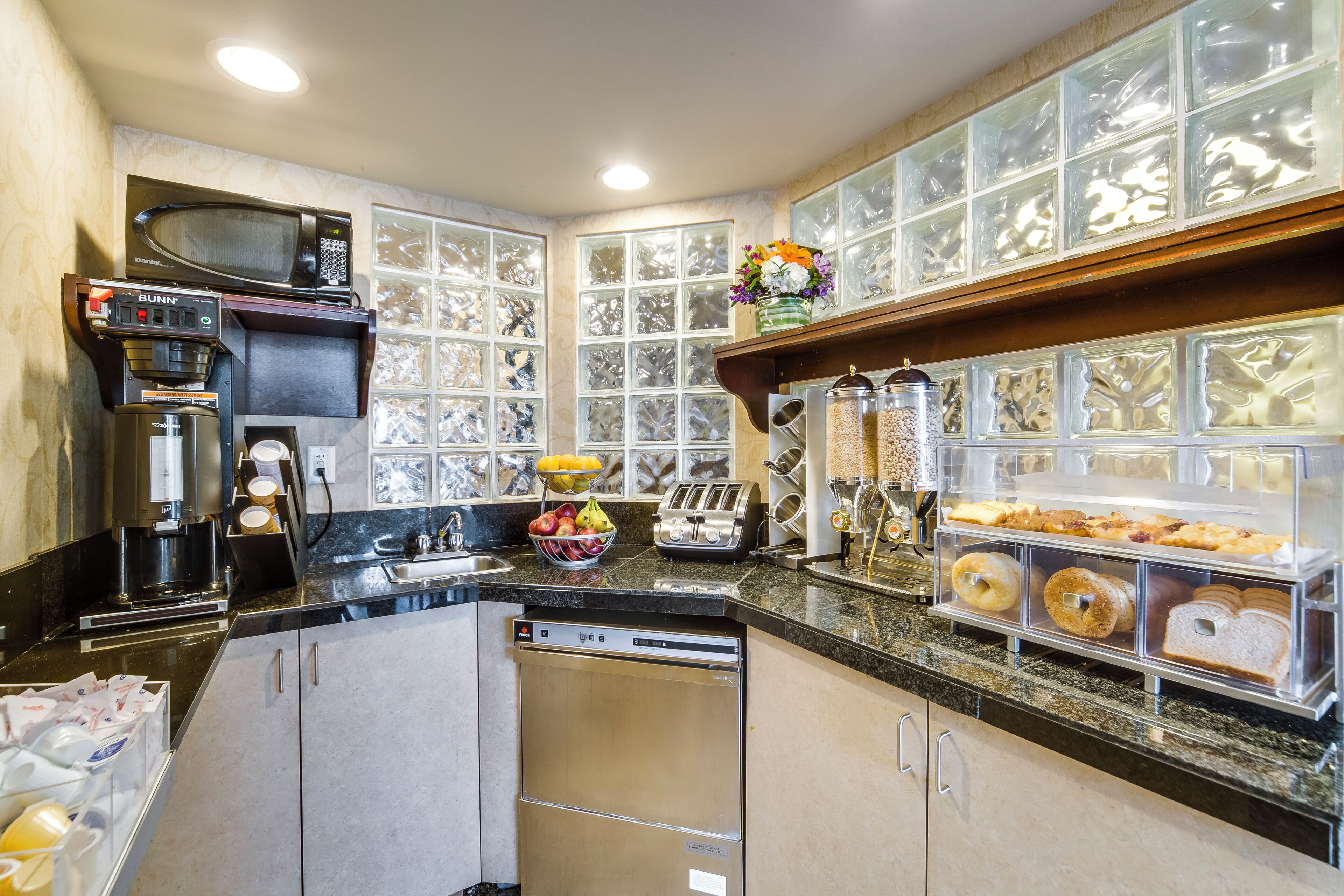 Photo - Monte Carlo Inn Toronto West Suites