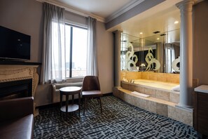 Exclusive Suite, 1 Queen Bed, Jetted Tub | Living area