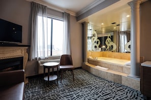 Exclusive Suite, 1 Queen Bed, Jetted Tub | Living area