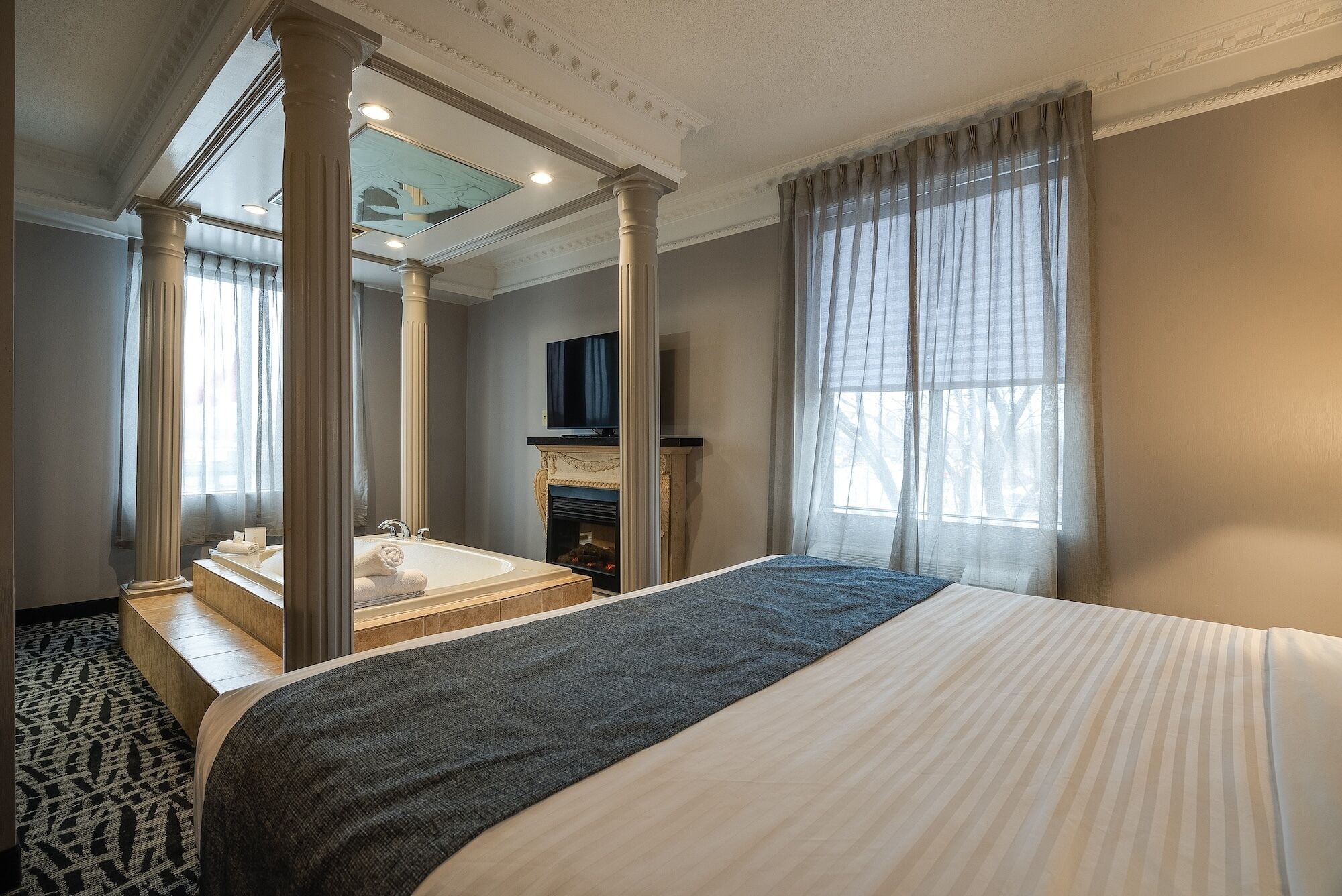 Photo - Monte Carlo Inn Toronto West Suites