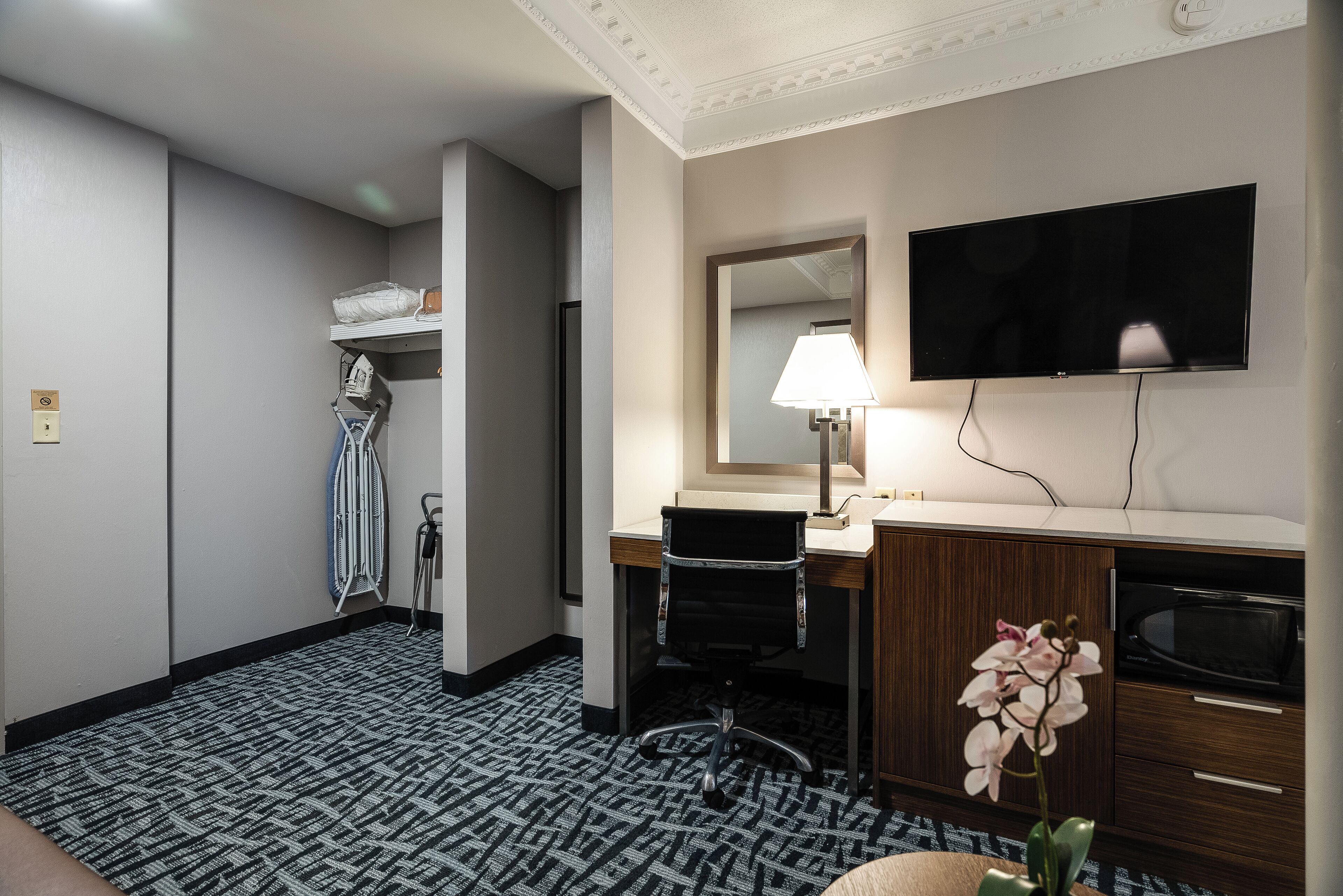 Photo - Monte Carlo Inn Toronto West Suites