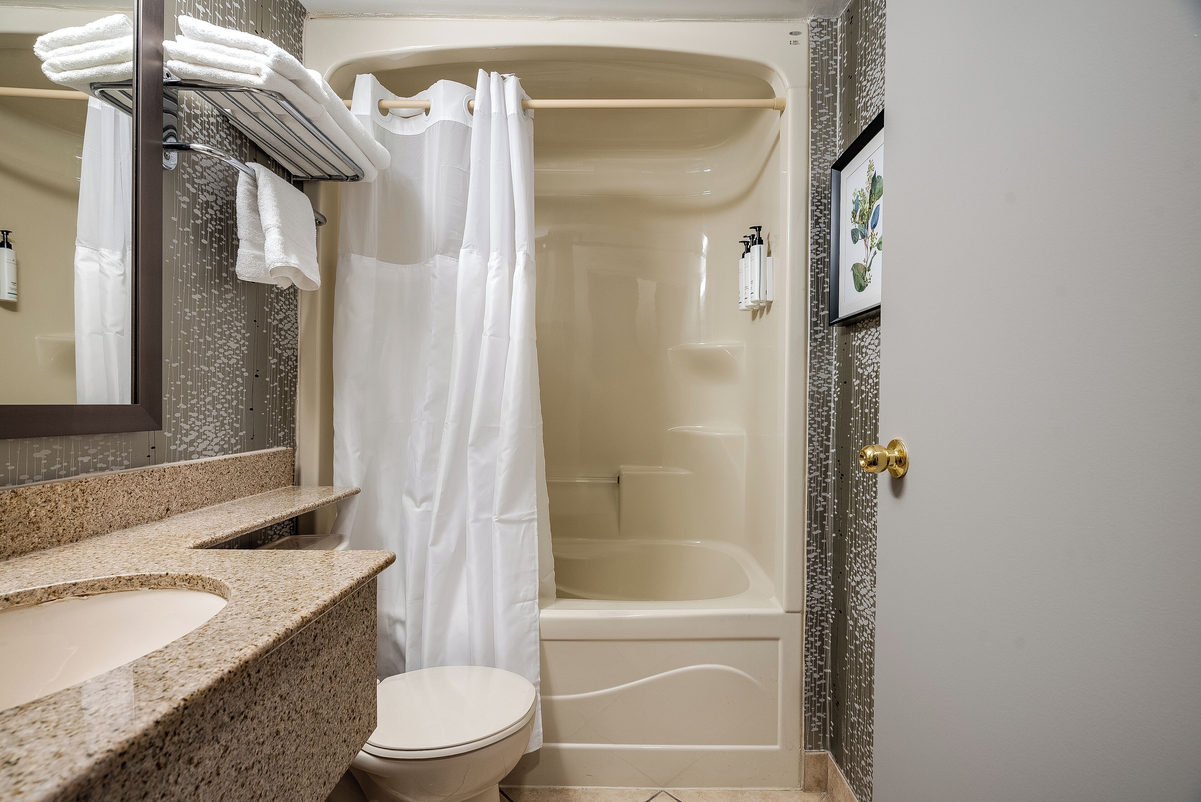 Une salle de bain équipée d’un lavabo, de toilettes, d’une douche et d’une baignoire.