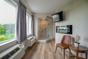 Luxury Studio Suite | In-room safe, desk, laptop workspace, blackout curtains