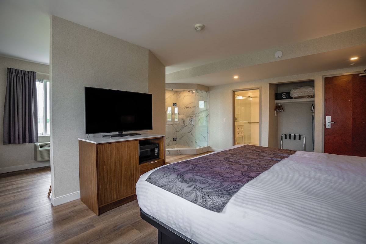 Luxury Studio Suite | In-room safe, desk, laptop workspace, blackout curtains