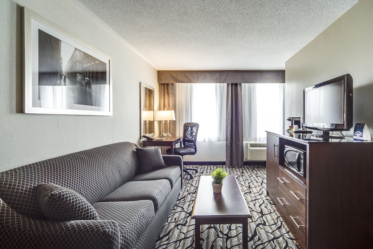 Deluxe King Suite with Jetted Tub-Separate Living Room | In-room safe, desk, laptop workspace, blackout curtains