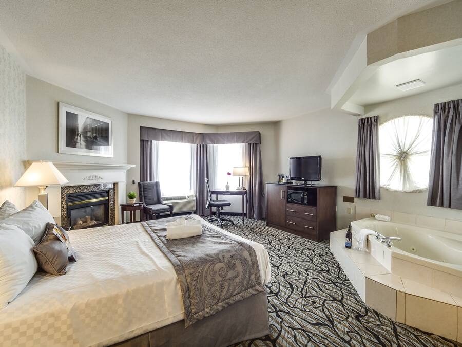 Suíte luxo, 1 cama Queen | Cofres nos quartos, escrivaninha, espaço de trabalho para notebook