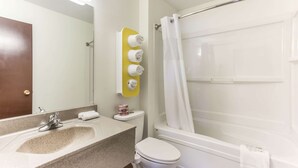 Kombinasi shower/bathtub, bathtub besar,  dan perlengkapan mandi gratis