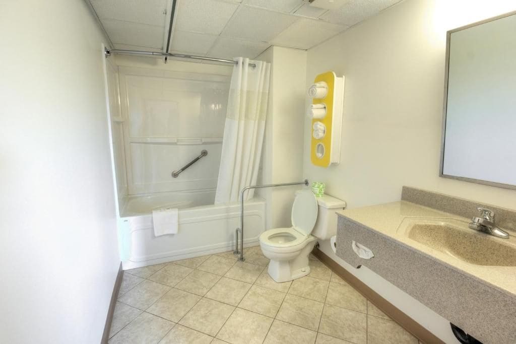 Une salle de bain avec une baignoire, des toilettes et un lavabo.