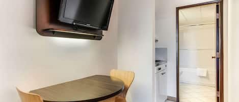 Tabla de planchar con plancha, wifi gratis y ropa de cama