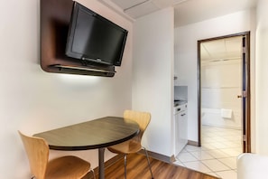 Tabla de planchar con plancha, wifi gratis y ropa de cama 