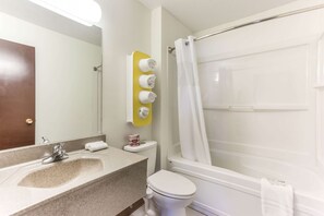 Combined shower/tub, deep soaking tub, free toiletries, towels