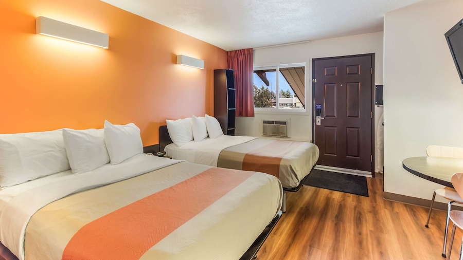 Motel 6 Lethbridge, AB