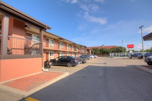 Free self-parking - Motel 6 Lethbridge, AB (Lethbridge)