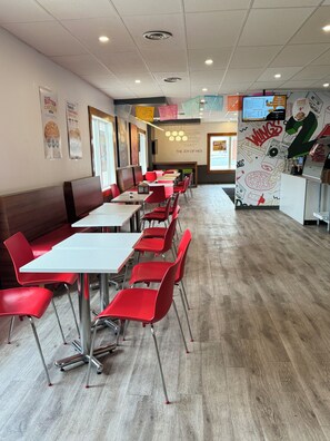 2 restaurantes; se sirven comidas 