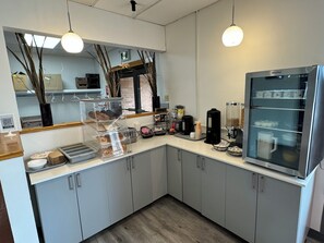 2 restaurants, lunch served