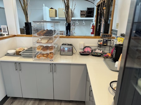 2 restaurantes, se sirve almuerzo . Travel Inn Cochrane