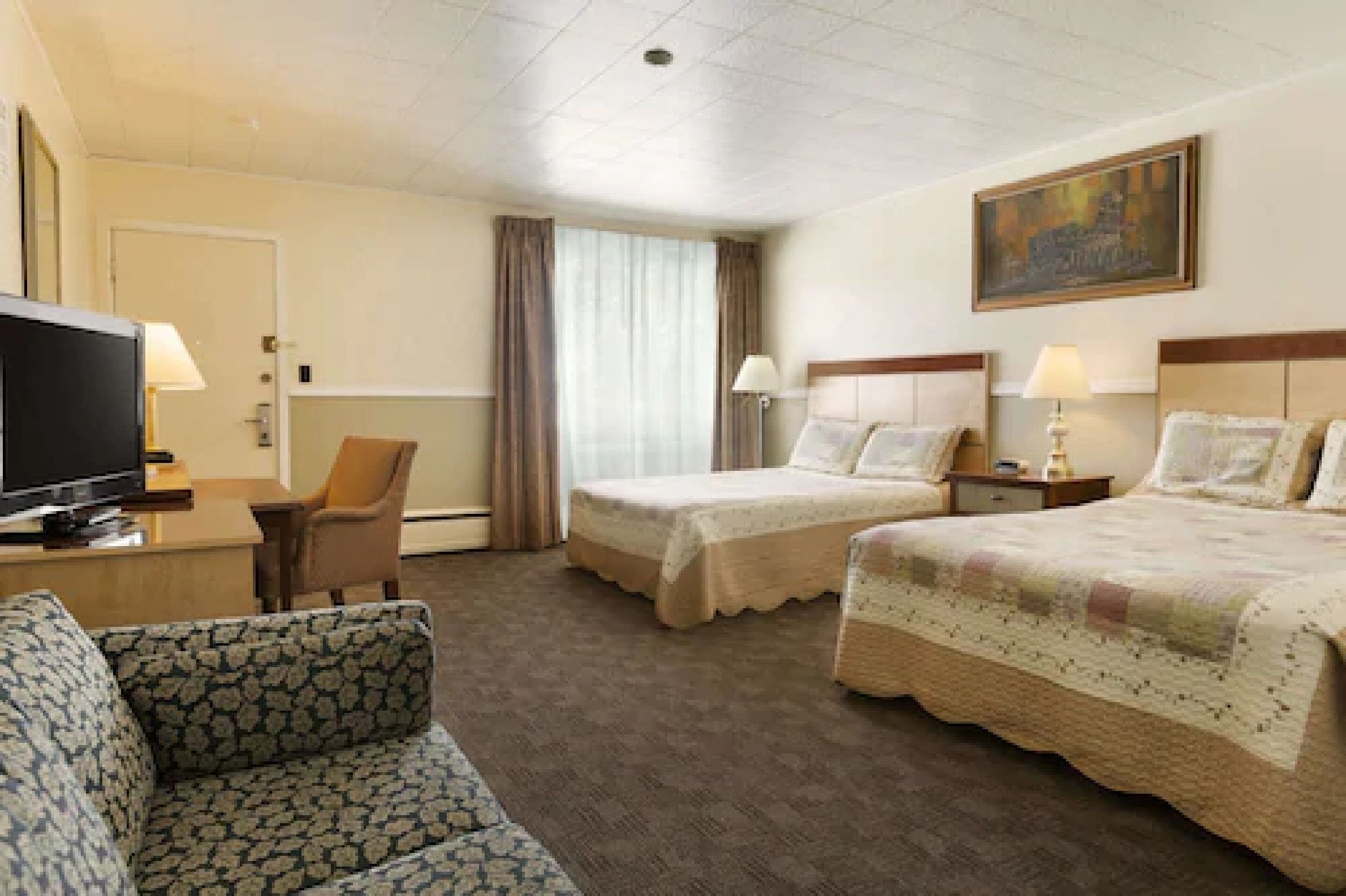 Suite, 2 tweepersoonsbedden, niet-roken, kitchenette | 1 slaapkamer, een bureau, een strijkplank/strijkijzer, gratis wifi