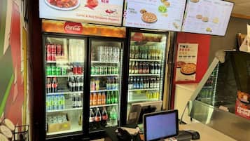 2 restauranter; serverer frokost