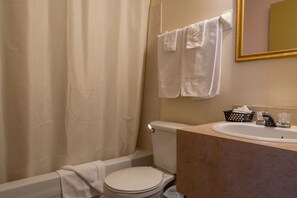 Tina con regadera, amenidades de baño gratuitas, secadora de cabello 
