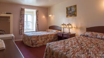 Habitación estándar, 2 camas matrimoniales | Escritorio, wifi gratis y ropa de cama