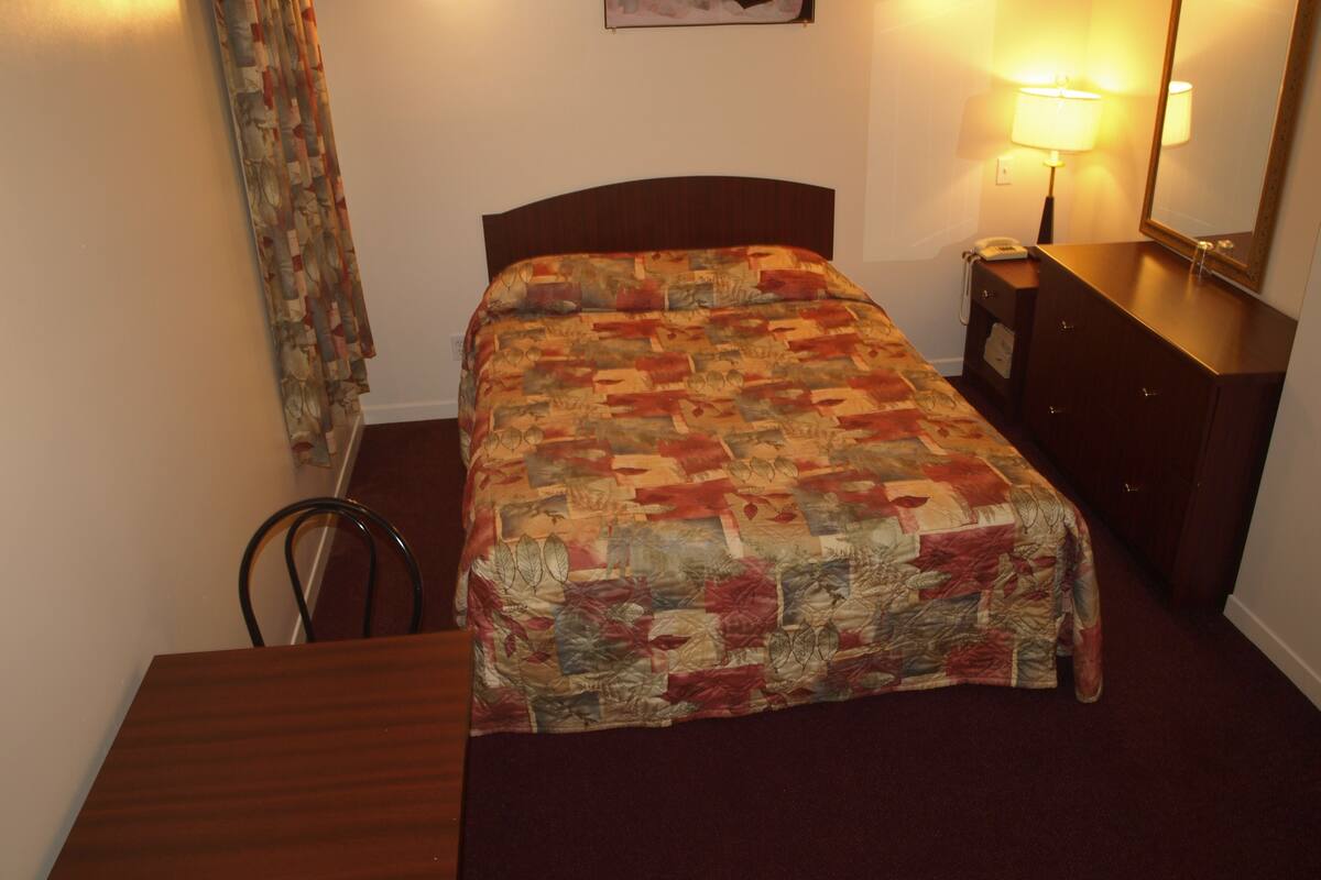 Economy kamer | Een bureau, gratis wifi, beddengoed