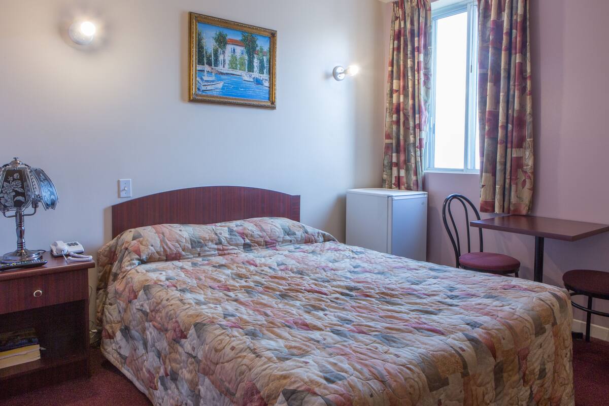 Standaard kamer, 1 queensize bed | Een bureau, gratis wifi, beddengoed