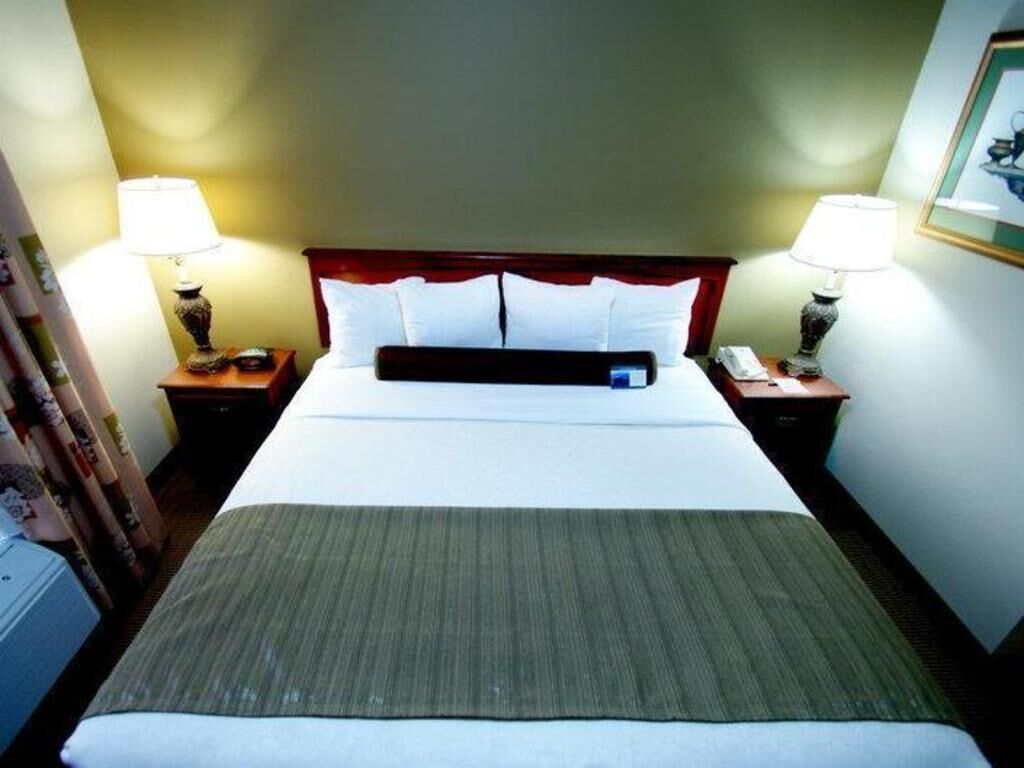 Pillowtop beds, in-room safe, iron/ironing board, free WiFi