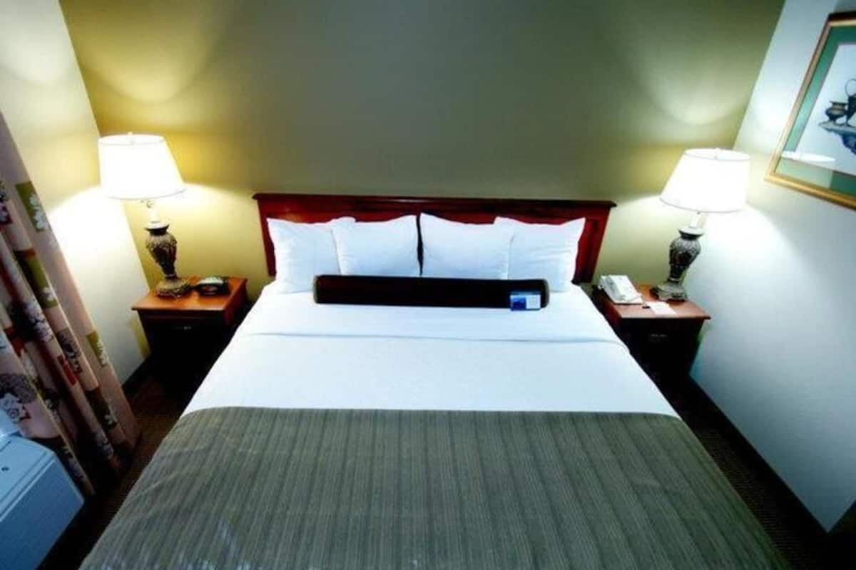 Pillowtop beds, in-room safe, iron/ironing board, free WiFi