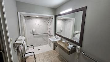 Combined shower/bathtub, free toiletries, hair dryer, towels
