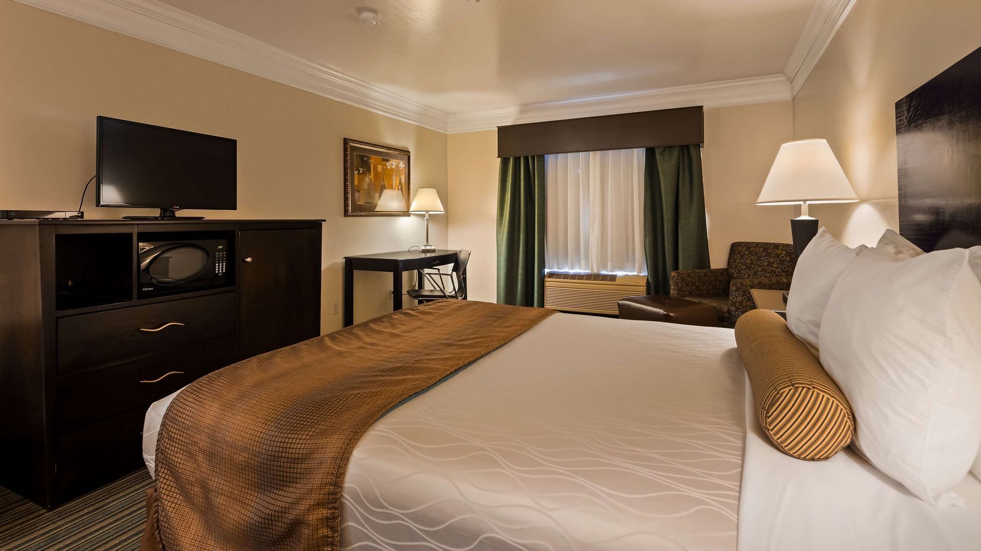 Iron/ironing board, free WiFi, bed sheets