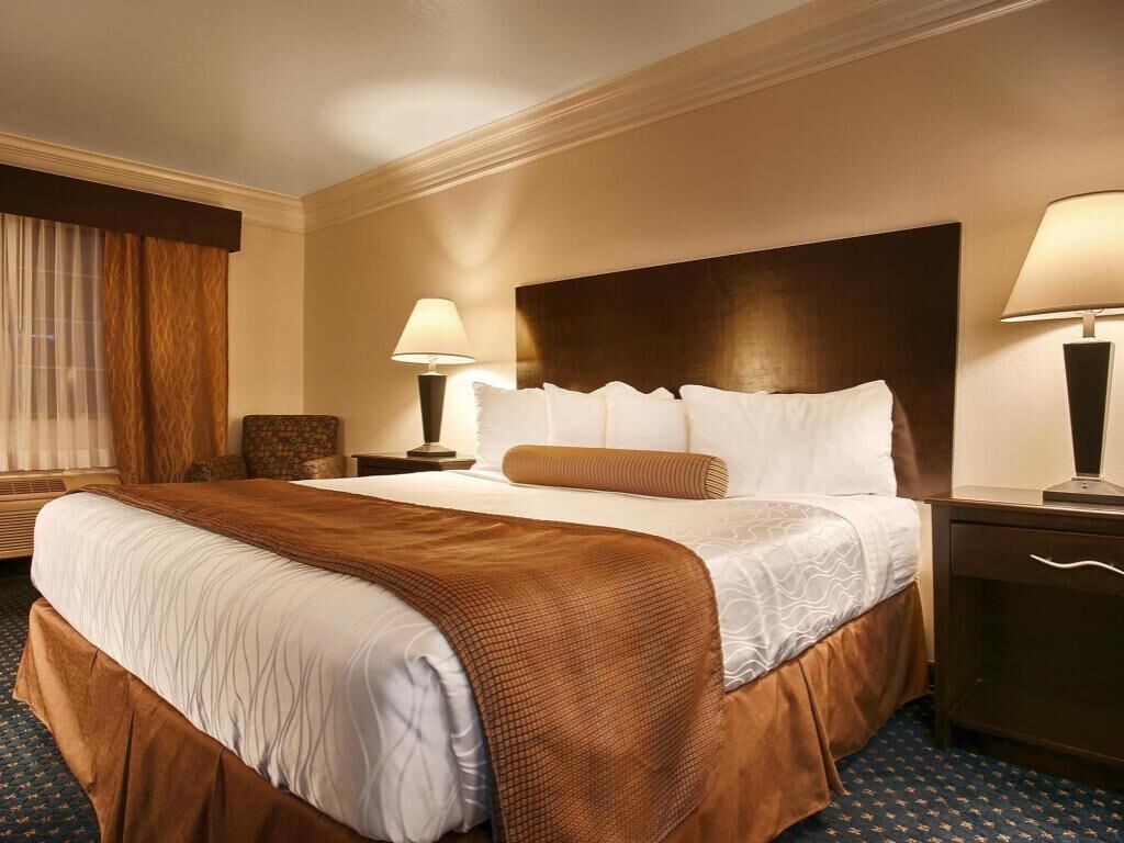 Tabla de planchar con plancha, wifi gratis y ropa de cama 
