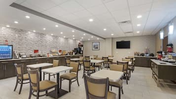 Café da manhã completo grátis todos os dias