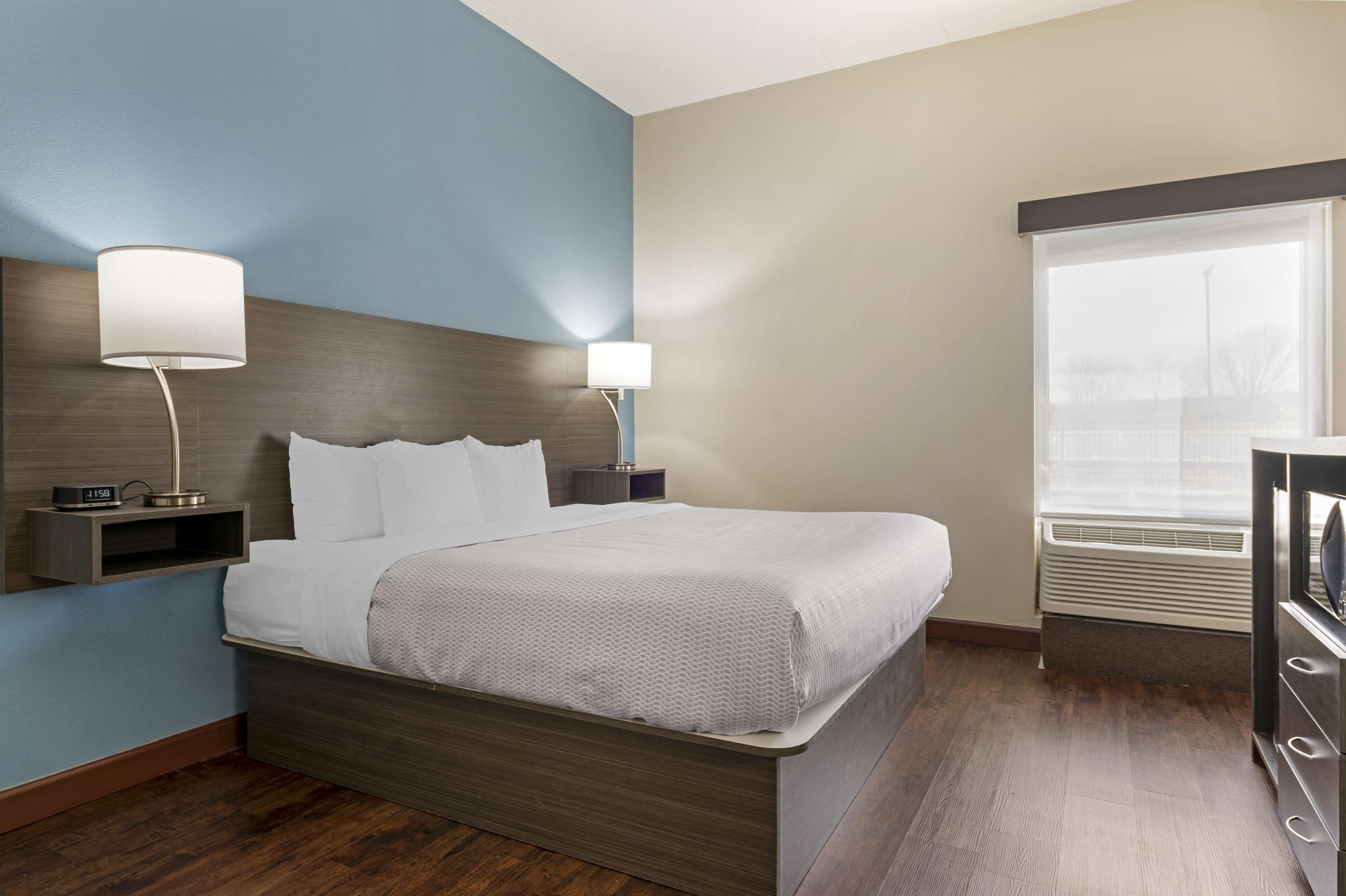 standard room, 1 king bed, non smoking, jetted tub (shower only) | 1 bedroom, individually decorated, individually furnished, desk