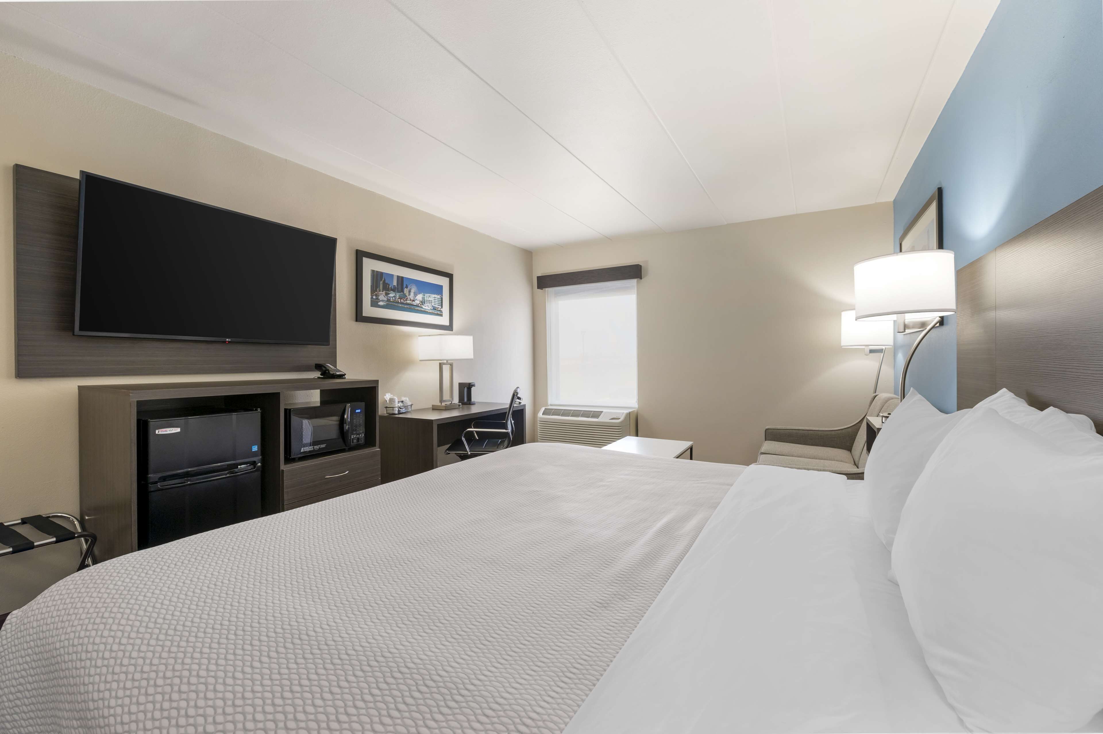 1 bedroom, individually decorated, individually furnished, desk