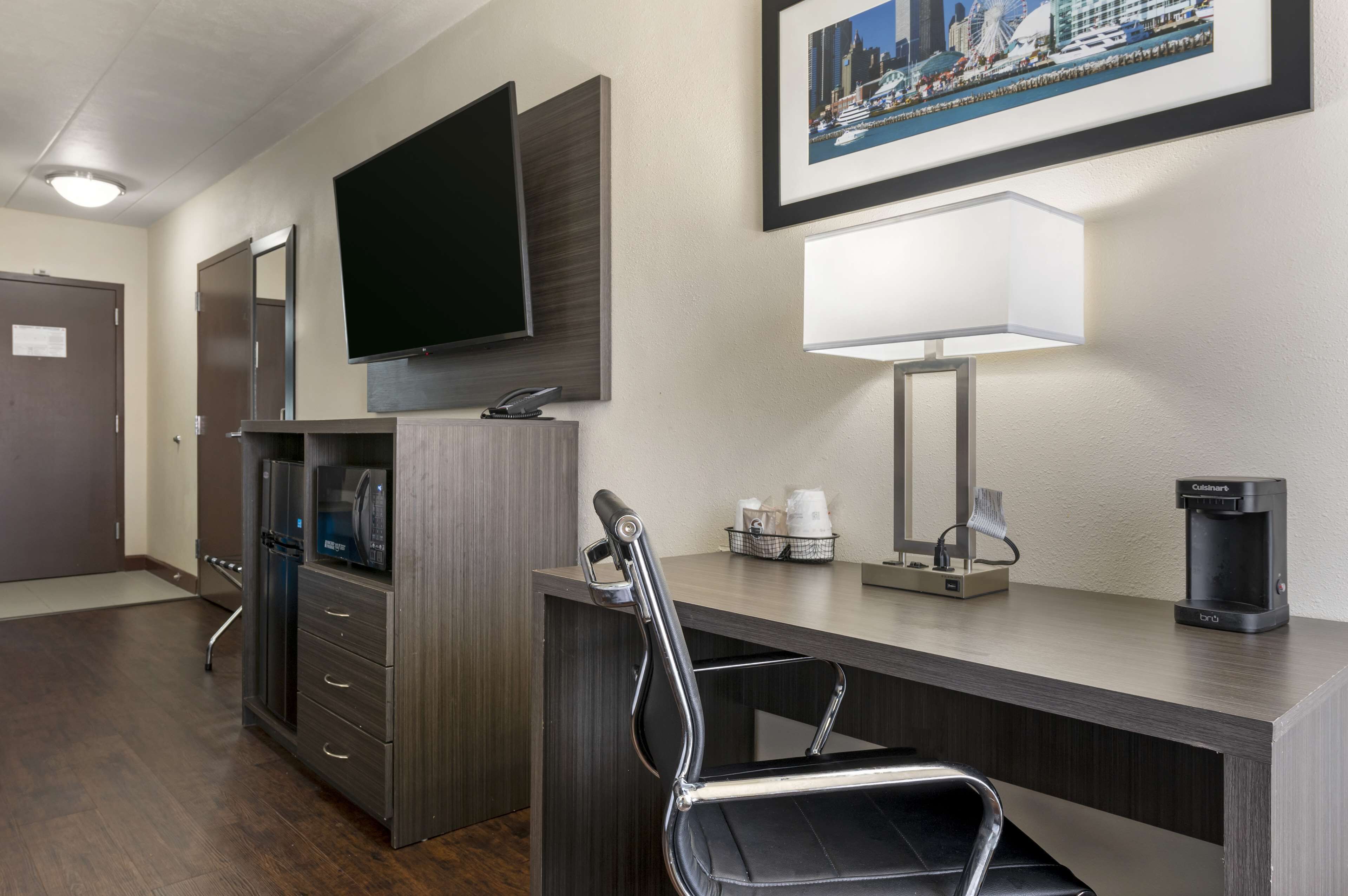 1 bedroom, individually decorated, individually furnished, desk