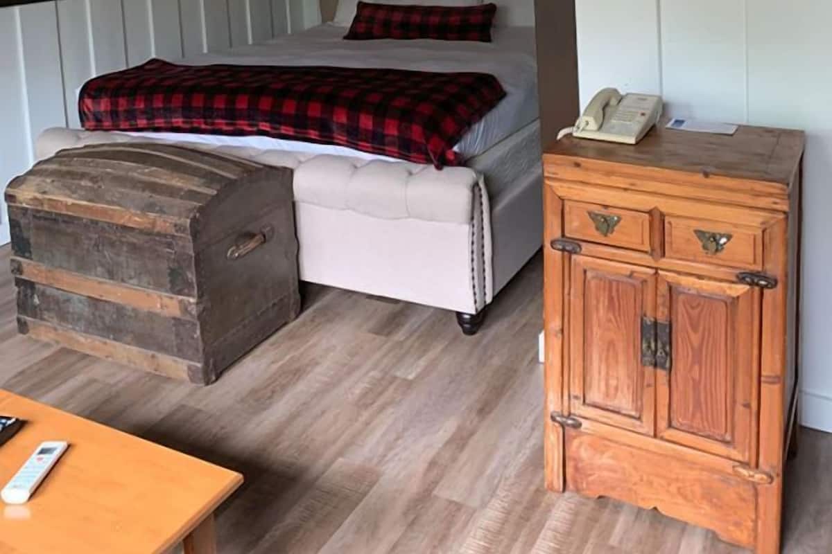 Cubrecamas, caja de seguridad en la habitación y cortinas blackout