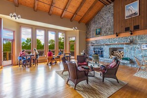 Lounge - Liscombe Lodge Resort and Conference Centre (Liscomb Mills)