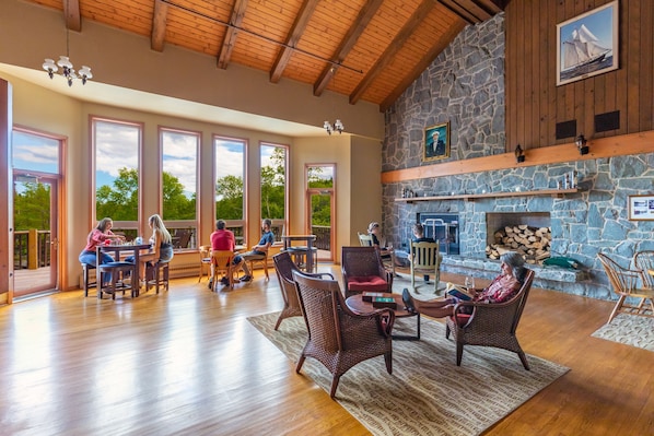 Lounge - Liscombe Lodge Resort and Conference Centre (Liscomb Mills)